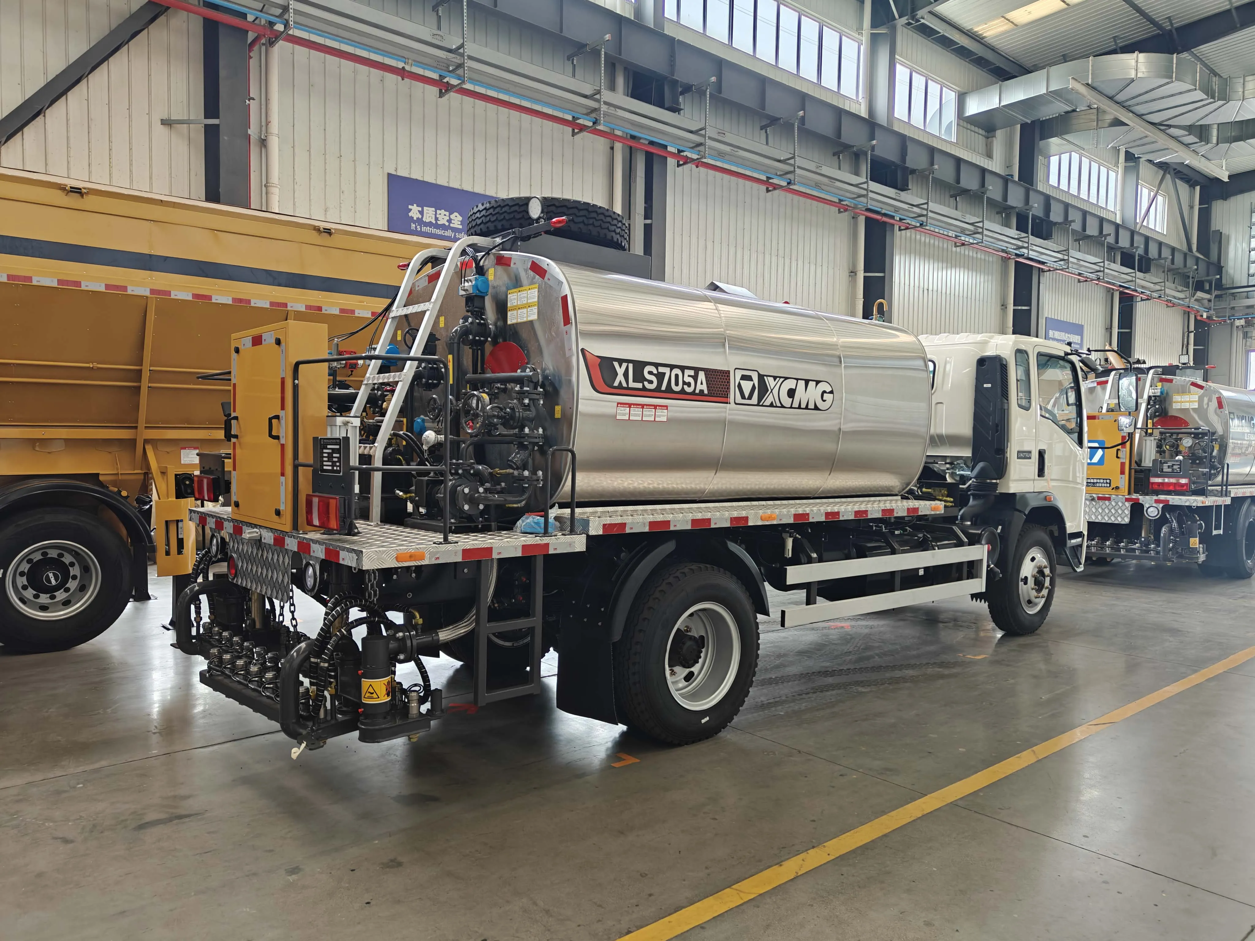 XCMG Official Asphalt sprayer XLS705A road maintenance price